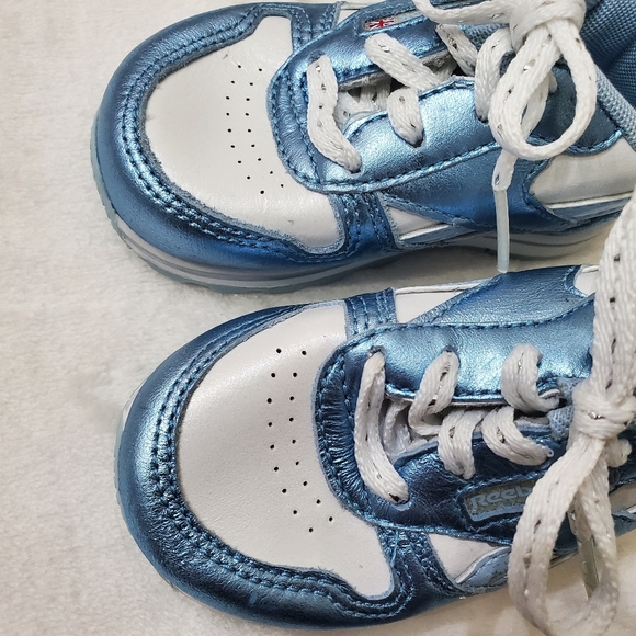 Reebok White & Metallic Blue Sneakers Baby Toddler Girls Size 4 Shoes - Picture 8 of 9